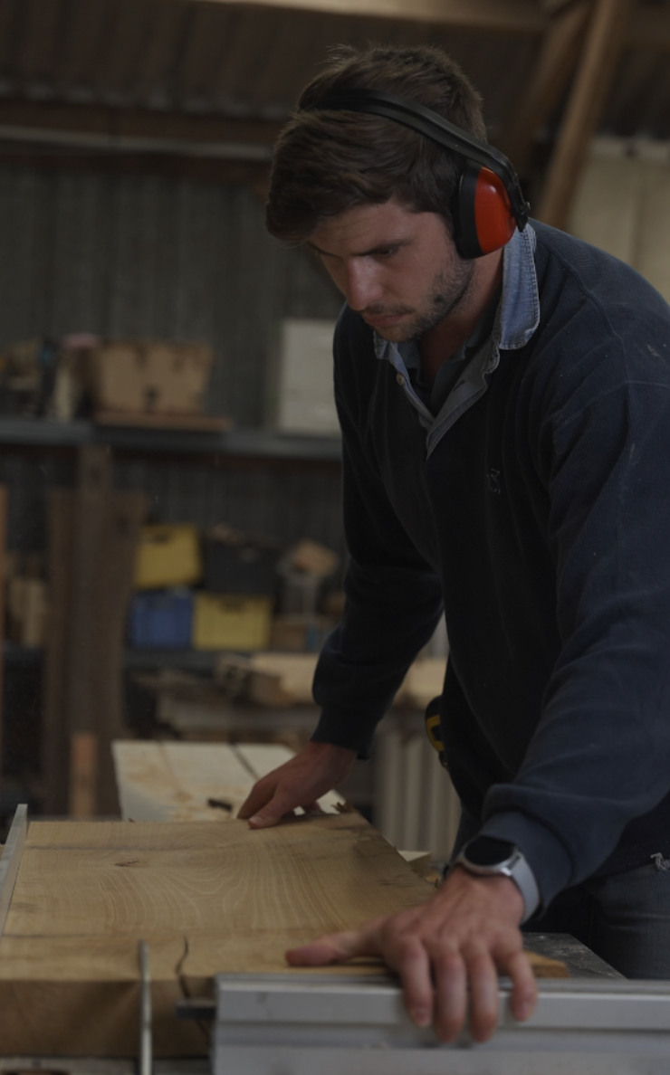 Portrait du fondateur de L'Agence Sans Nom dans son atelier de fabrication